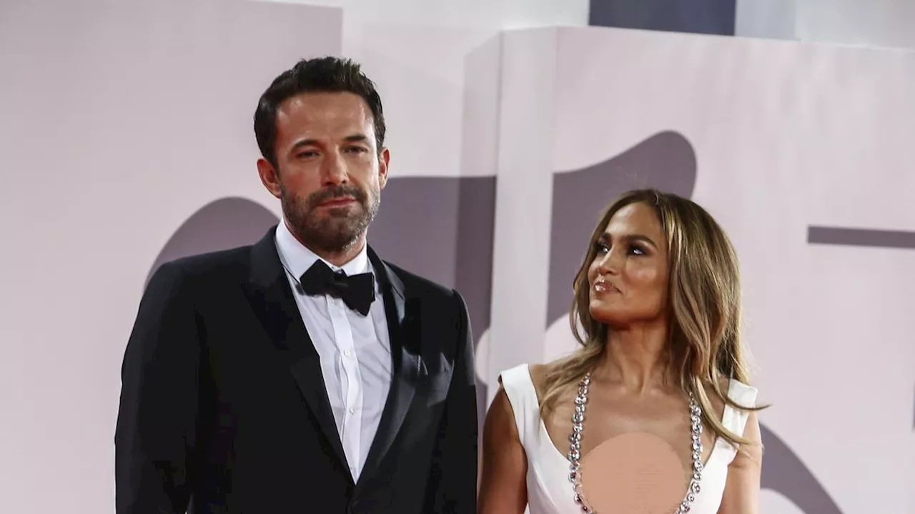 Jennifer Lopez Simpan Cincin Berlian Hijau dari Ben Affleck