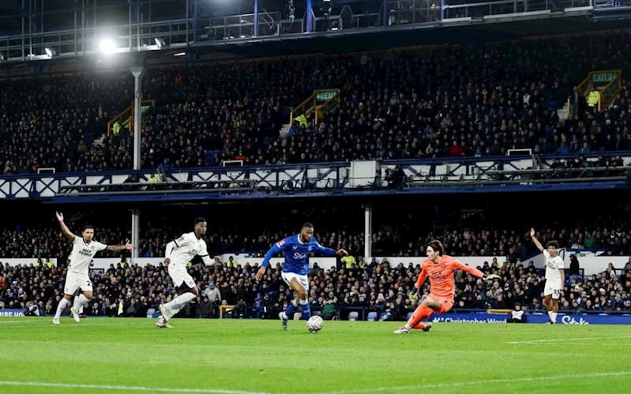 Baines Memimpin Everton Ke Kemenangan 2-0 Atas Peterborough di Piala FA