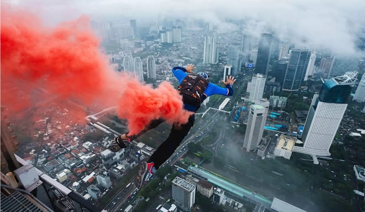 BASE Jumper Frederic Fugen Loncat dari Gedung Autograph Tower Jakarta