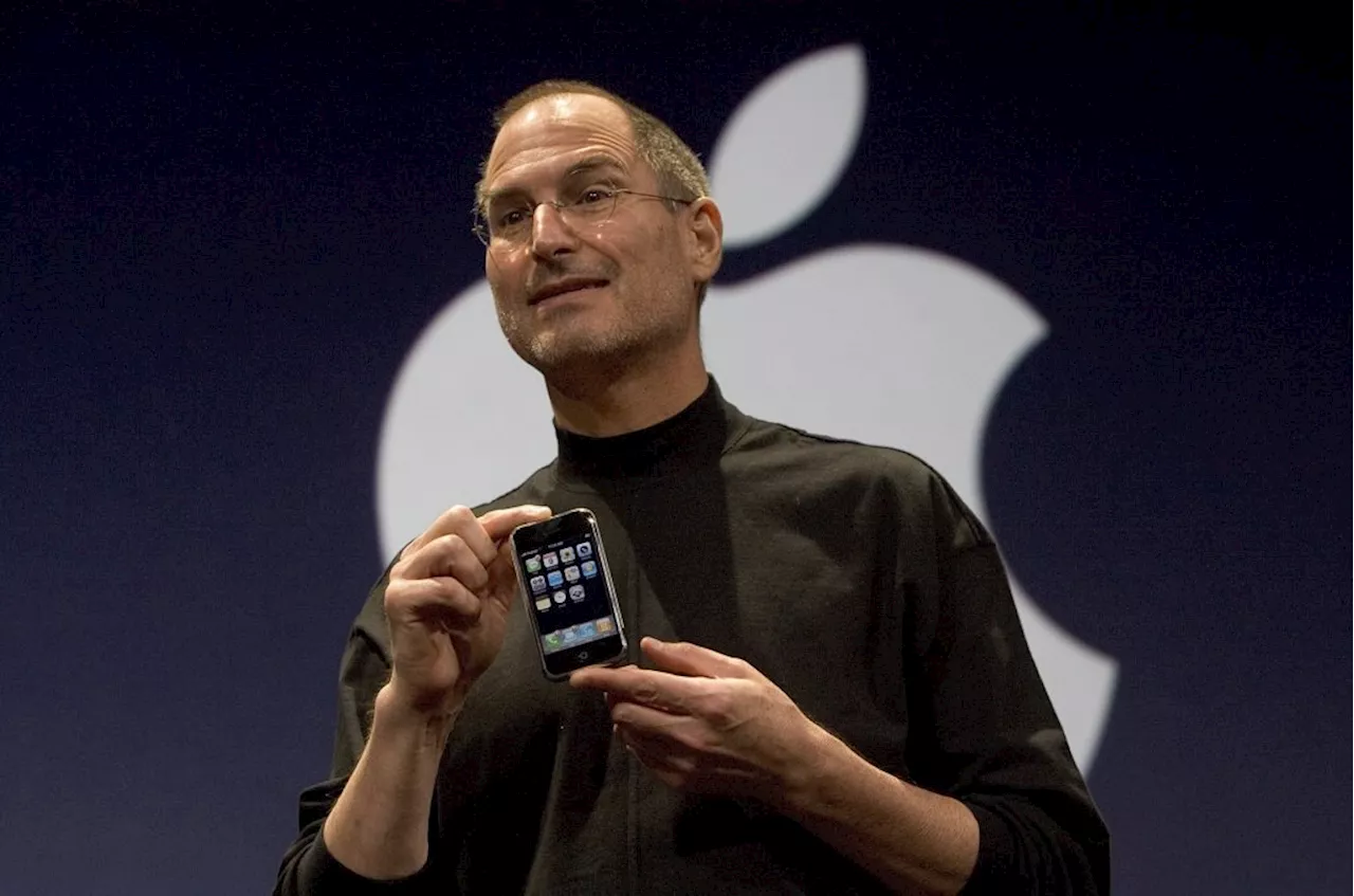 Apple Introduces the First iPhone at Macworld