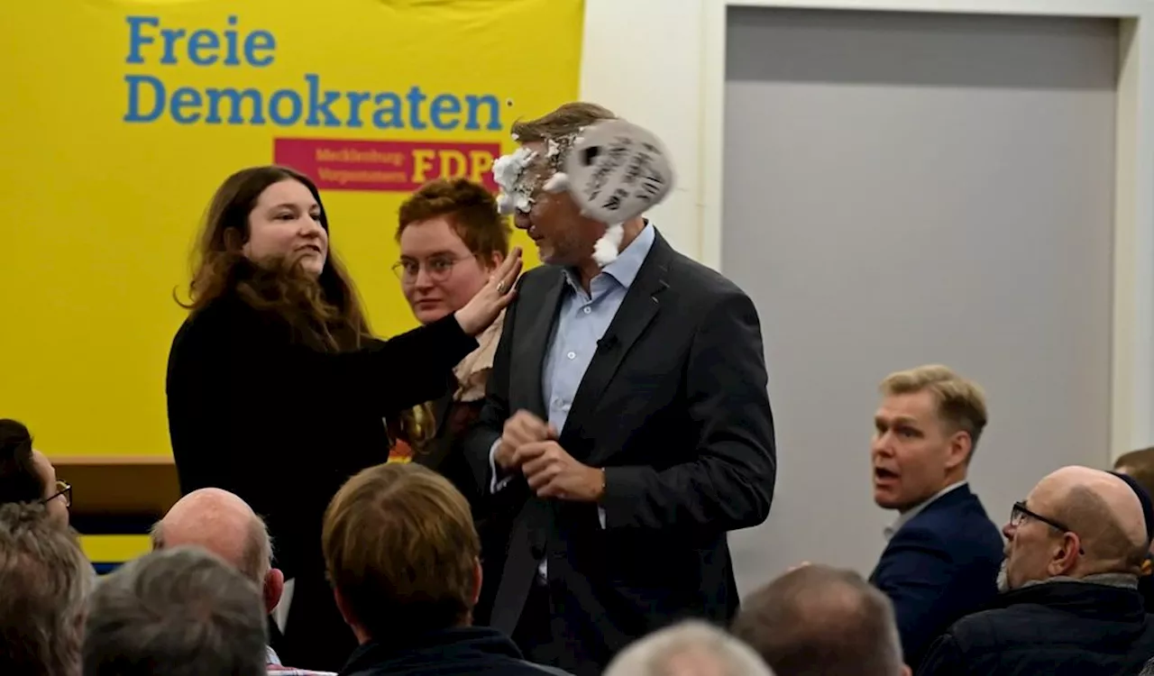 Bei Wahlkampfauftritt im Norden: FDP-Lindner mit Schaumtorte beworfen