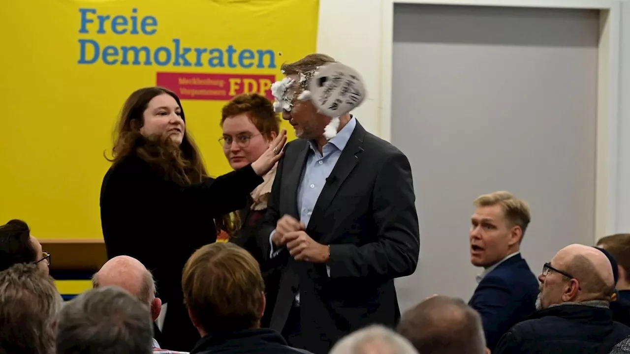 FDP-Chef Lindner bei Wahlkampfauftritt mit Schaum beworfen