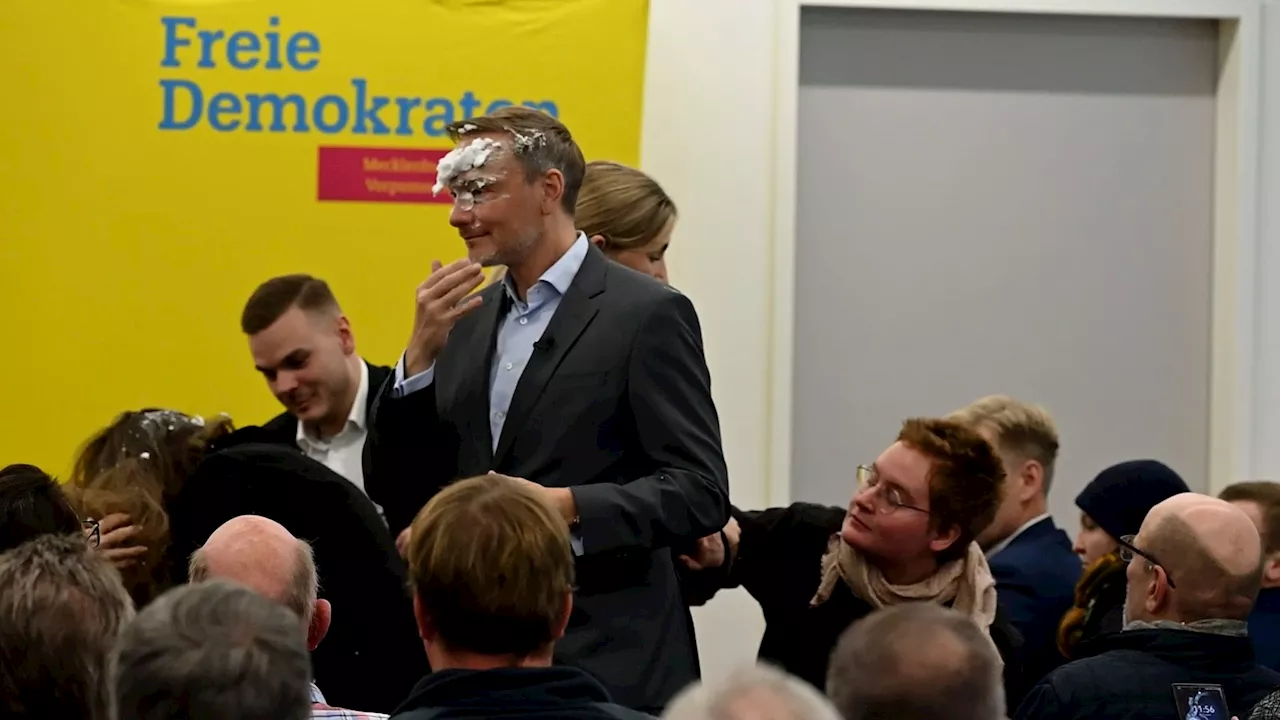 Lindner bei Wahlkampftour mit Schaum beworfen