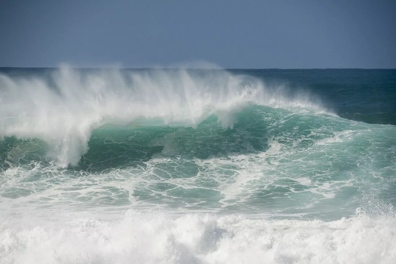 40-Foot Waves Batter Hawaii, High Surf Warning Issued