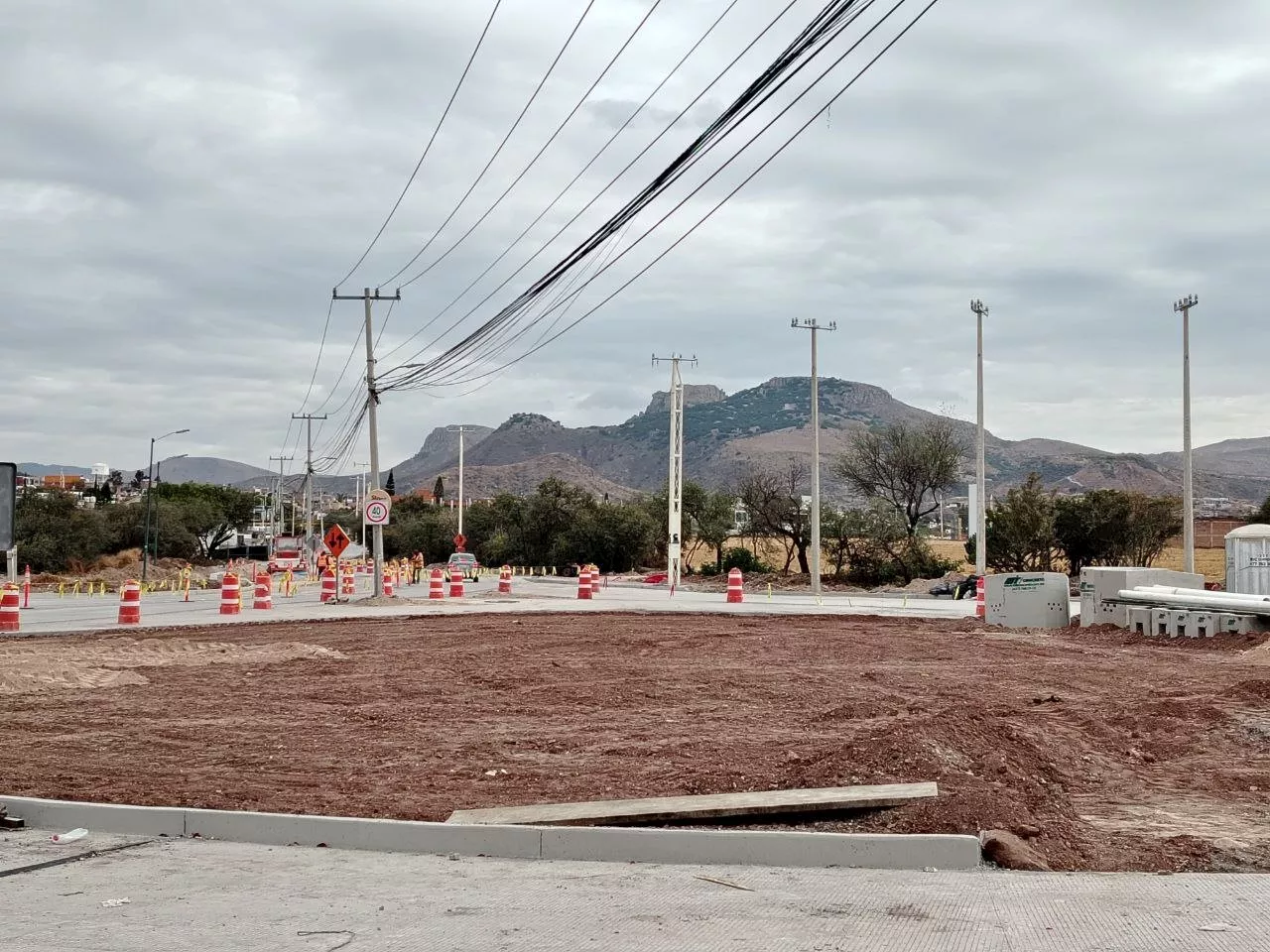 Obras en acceso a Paso de Perules y Villas de Guanajuato registran 80.7% de avance