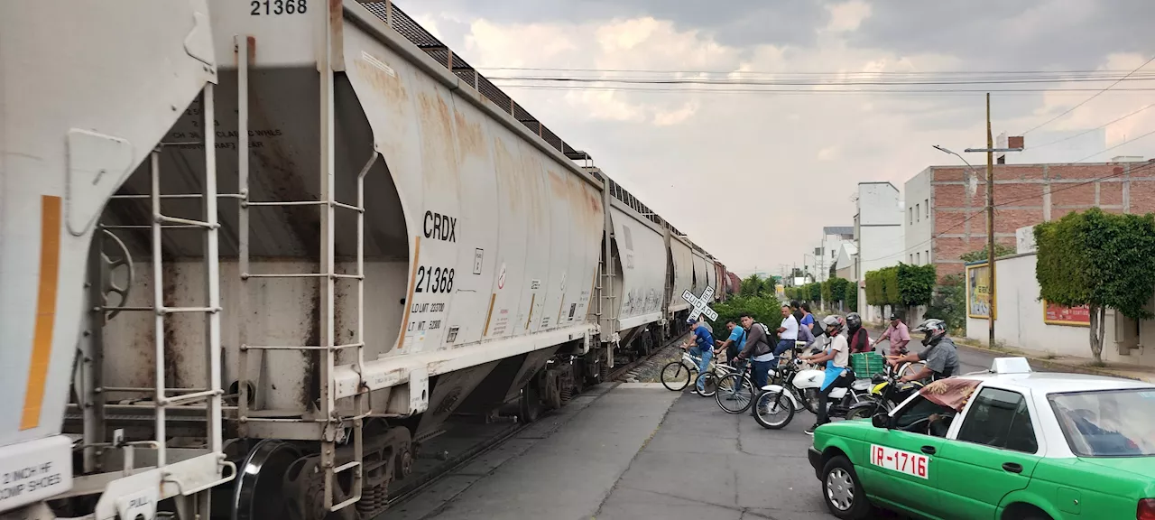 Obras y pasos ferroviarios desquician tráfico en irapuato