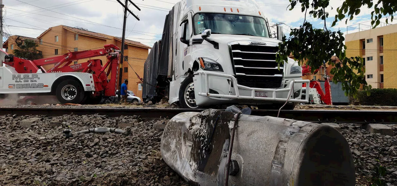 Vecinos piden plumas y señalética tras accidente de tráiler arrastrado por tren en Celaya