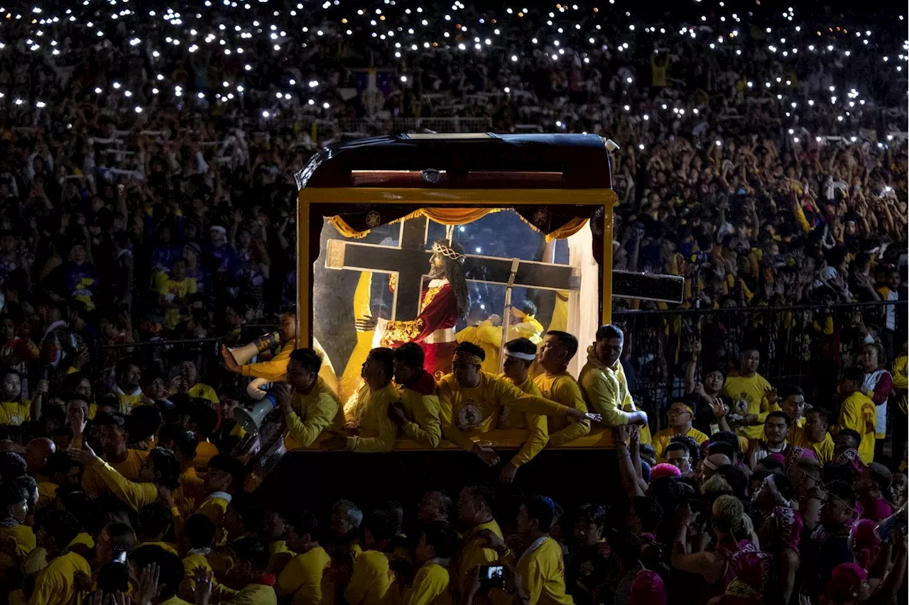 Hundreds of Thousands Join Philippines' Black Nazarene Procession