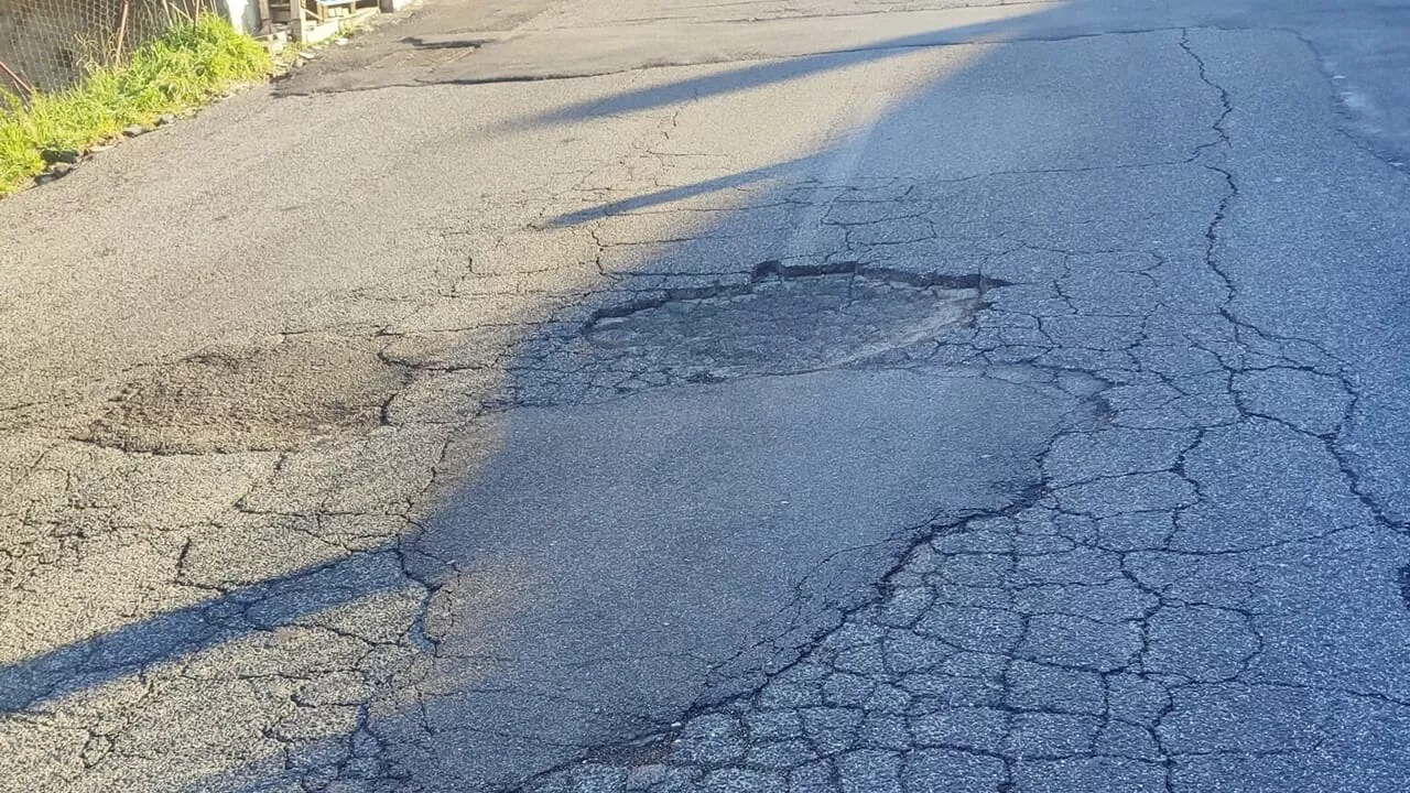 VI municipio, le strade sono un colabrodo con la manutenzione ferma dall'estate