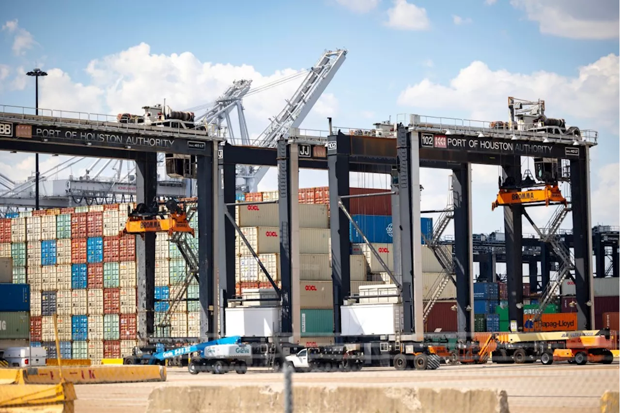 Longshoremen reach tentative agreement with ports, shippers, averting a potential strike