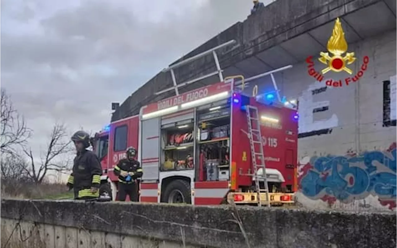 Dottore muore in incidente stradale: lastra di metallo spiattella l'auto