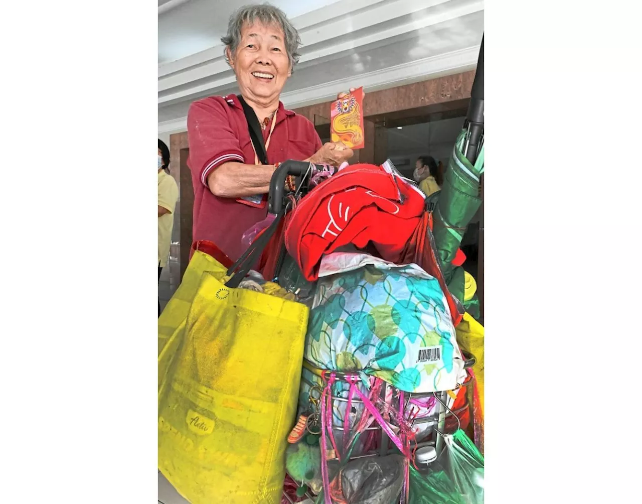 Charity Group Gives Angpow to Needy Senior Citizens in Penang