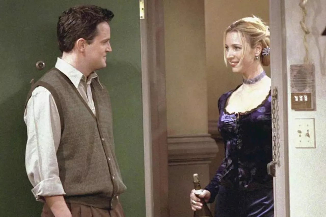 Lisa Kudrow finds hidden note from 'Friends' co-star Matthew Perry in cookie jar