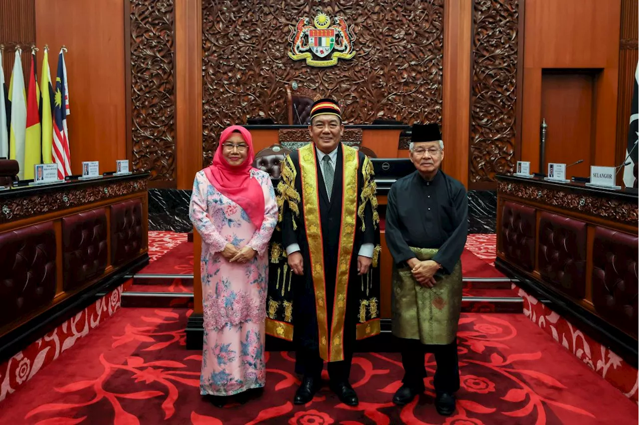 Two Umno leaders sworn in as senators