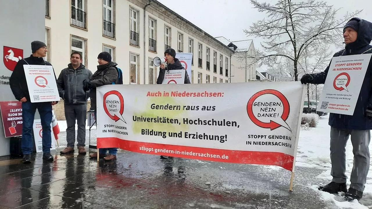 Sprache: Protestaktion gegen Gendern vor der Staatskanzlei