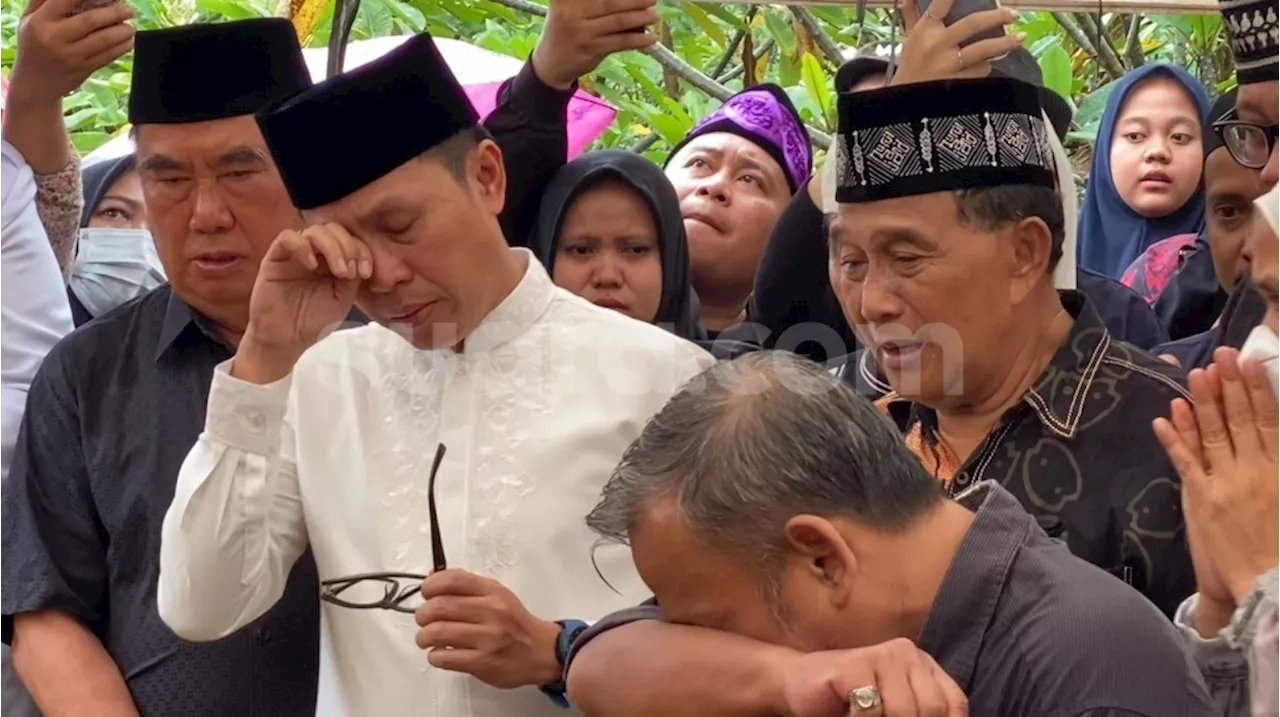 Eko Patrio dan Eman Tangis Saat Pemakaman Nurul Qomar