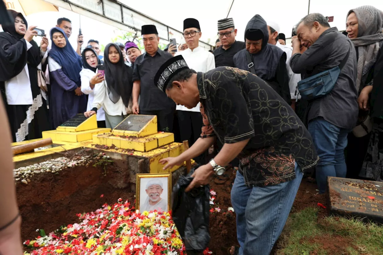 Jenazah Qomar 4 Sekawan Dimakamkan di TPU Carang Pulang