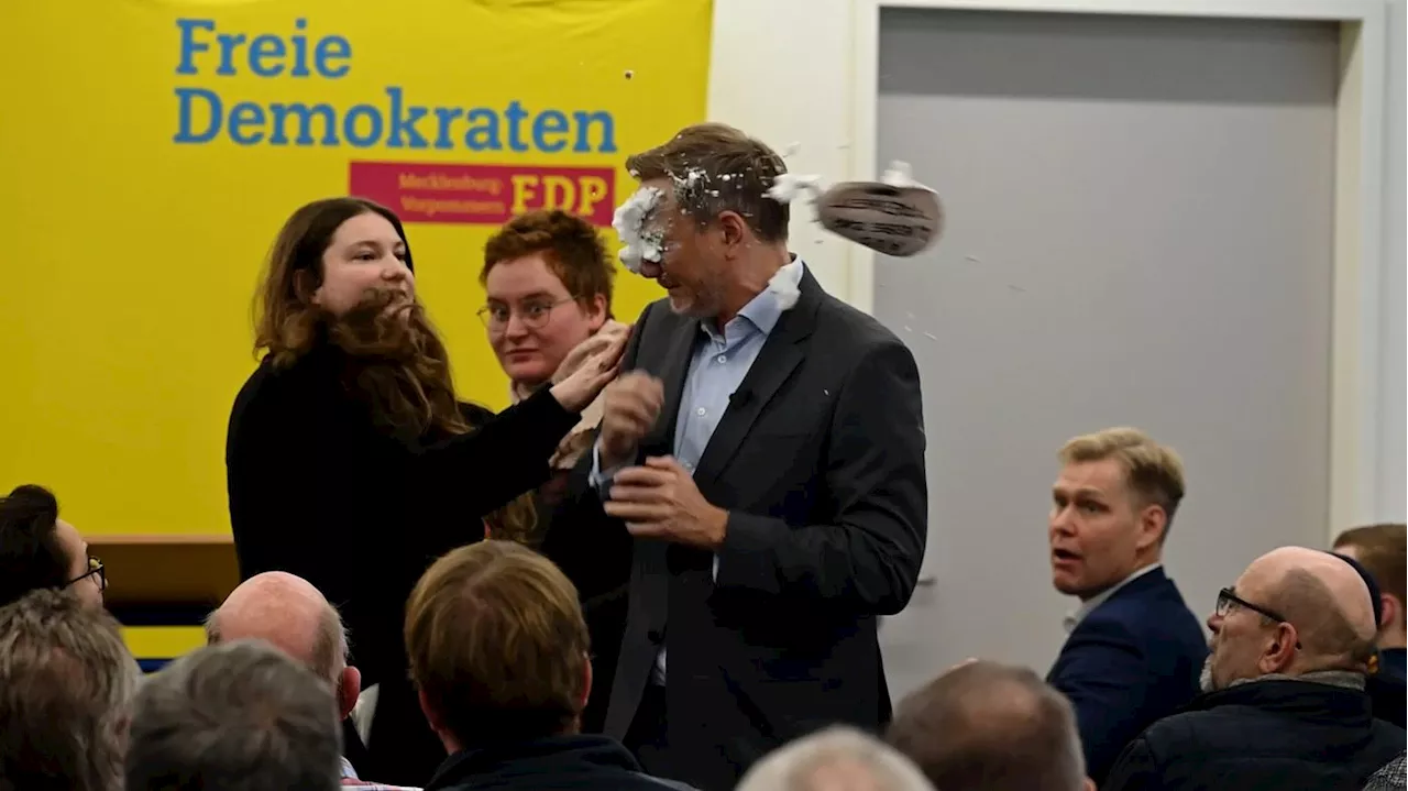 FDP-Chef Lindner bei Wahlkampfauftritt mit Schaum beworfen