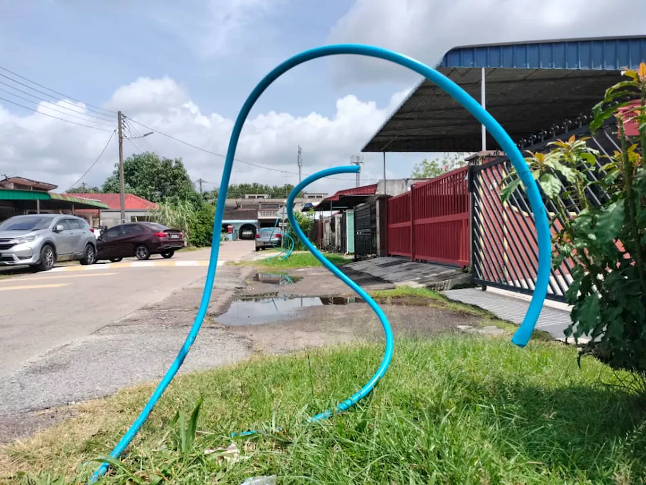 Neglected Pipe Replacement Project Causes Inconvenience for Residents in Kluang