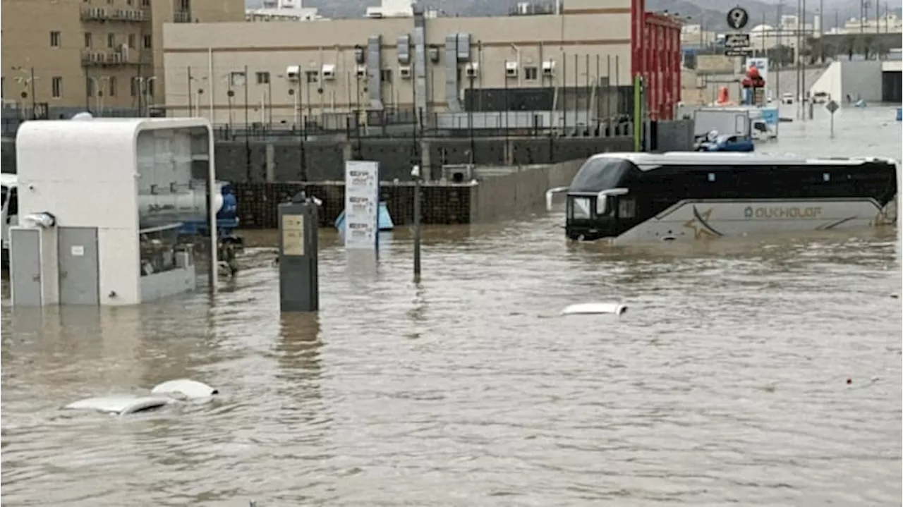 Banjir Dahsyat Saudi, Warga Helat Tunjukkan Kebersamaan