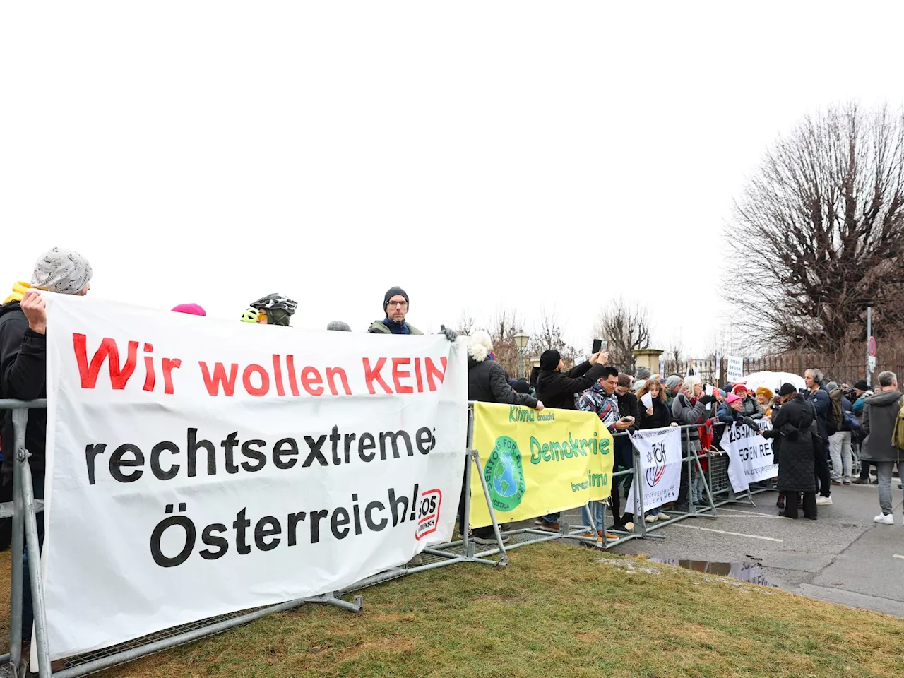 Proteste gegen blau-schwarze Koalitionsgespräche