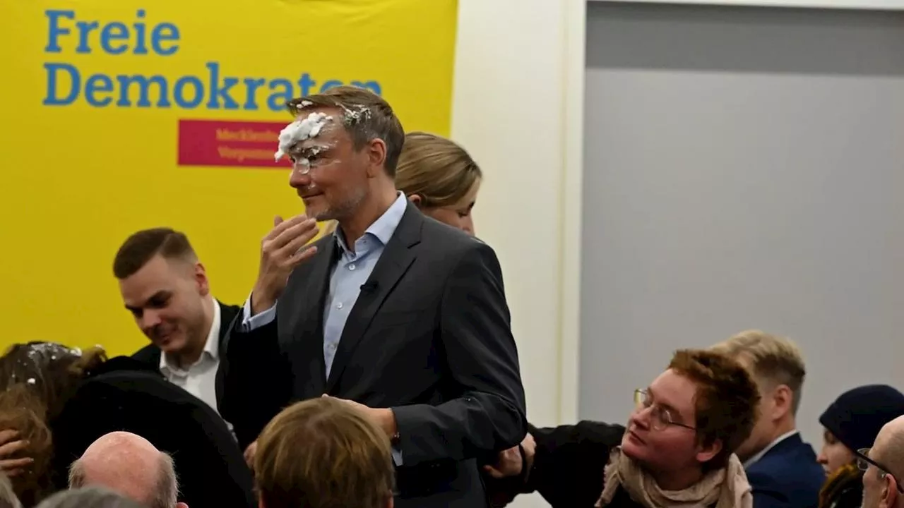 Wahlkampf in Greifswald: Lindner mit Schaum beworfen