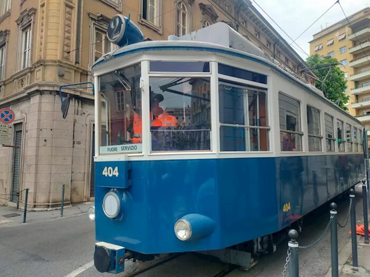 Riparte storico tram di Trieste salutato da banda e folla