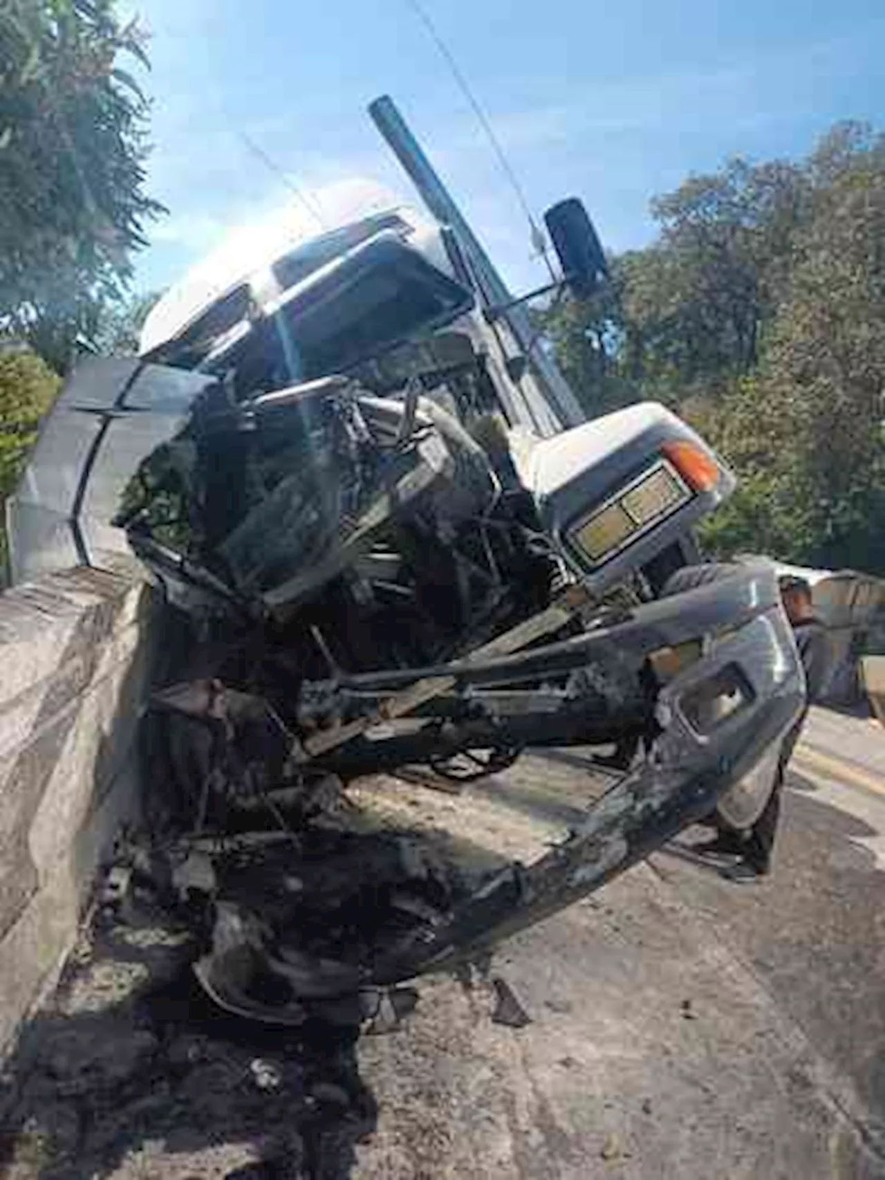 Doble accidente de tráileres provocó cierre en Cumbres de Maltrata