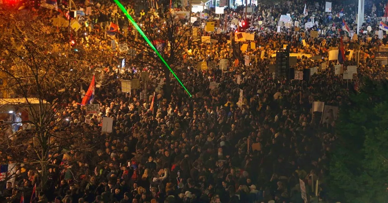  Neue Proteste in Novi Sad: Drei Monate nach dem Bahnhofs-Einsturz fordern Zehntausende die Rechenschaft der Regierung