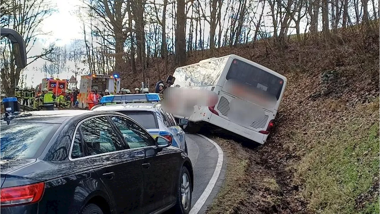 36 Kinder und Fahrer aus Schulbus befreit - Unfall in Niederbayern