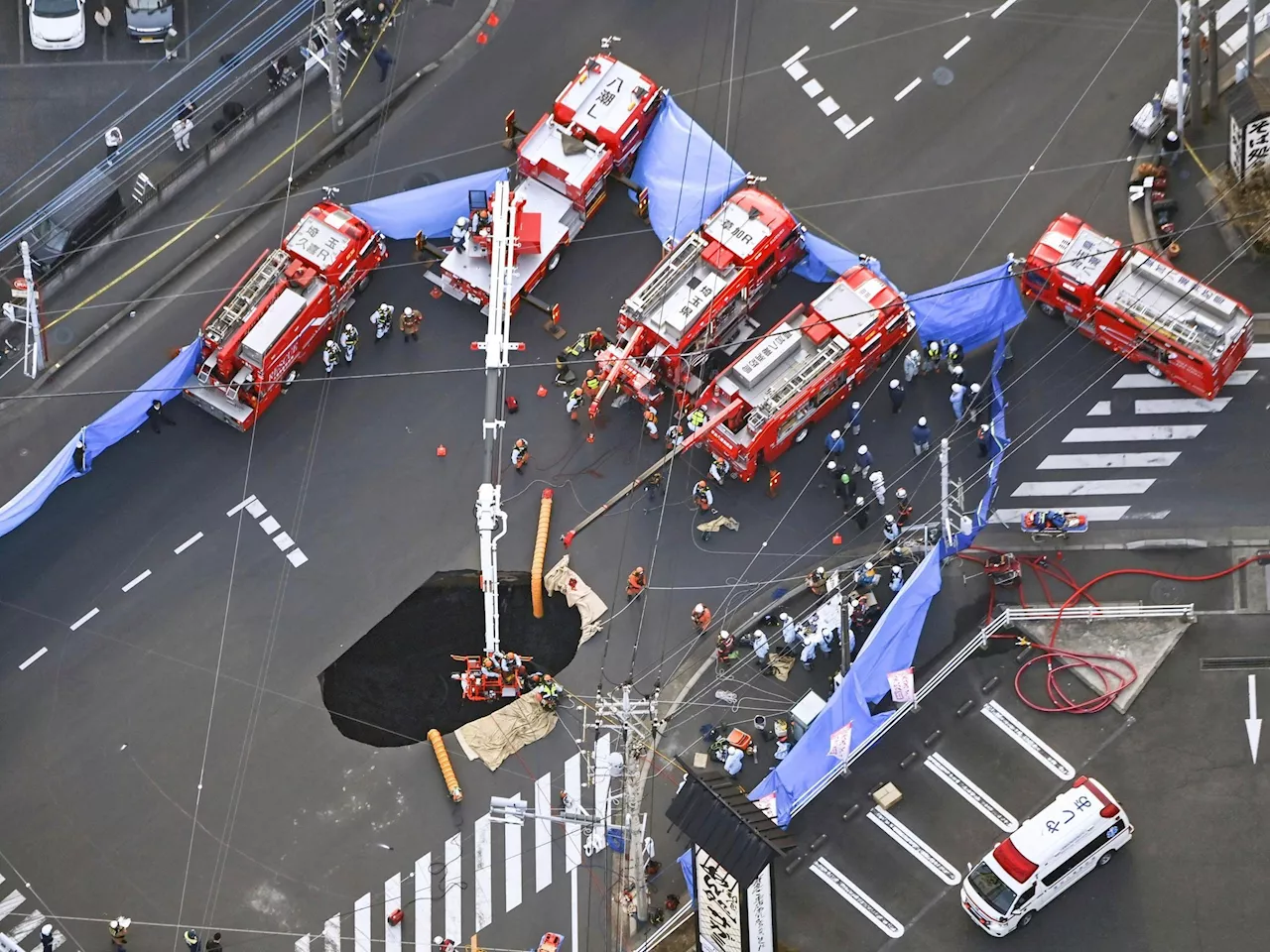 Japón: un enorme cráter se 'devoró' a un camionero que lleva tres días atrapado