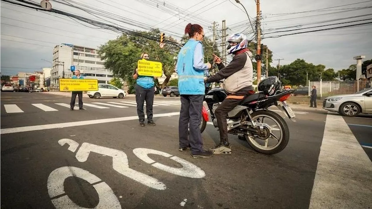 Motociclista é flagrado duas vezes em excesso de velocidade em Porto Alegre