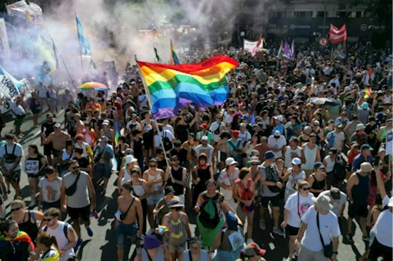 Argentine: des milliers marchent contre Milei en défense de la diversité