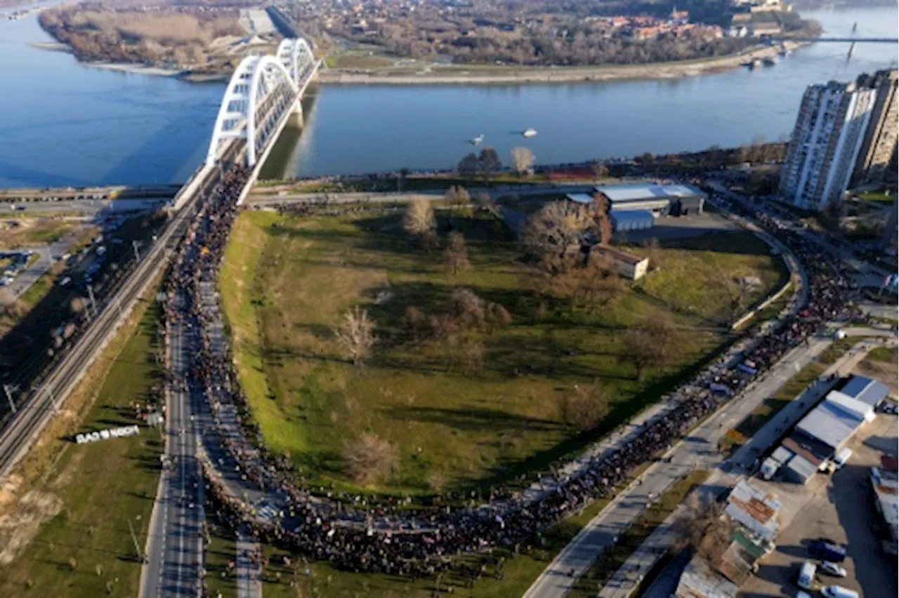 Manifestations en Serbie: Des milliers d'étudiants bloquent Novi Sad pour marquer les trois mois de la tragédie de la gare