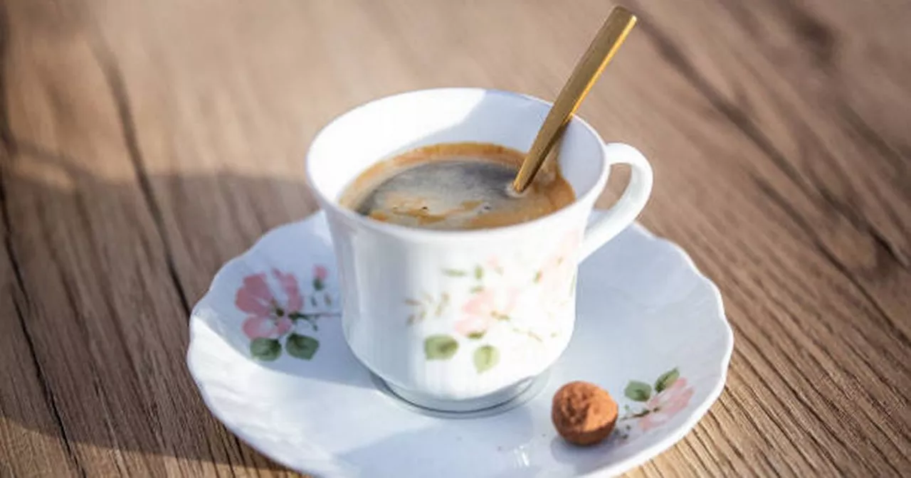 Neuroscientist Recommends Drinking Water Before Coffee for Brain Health