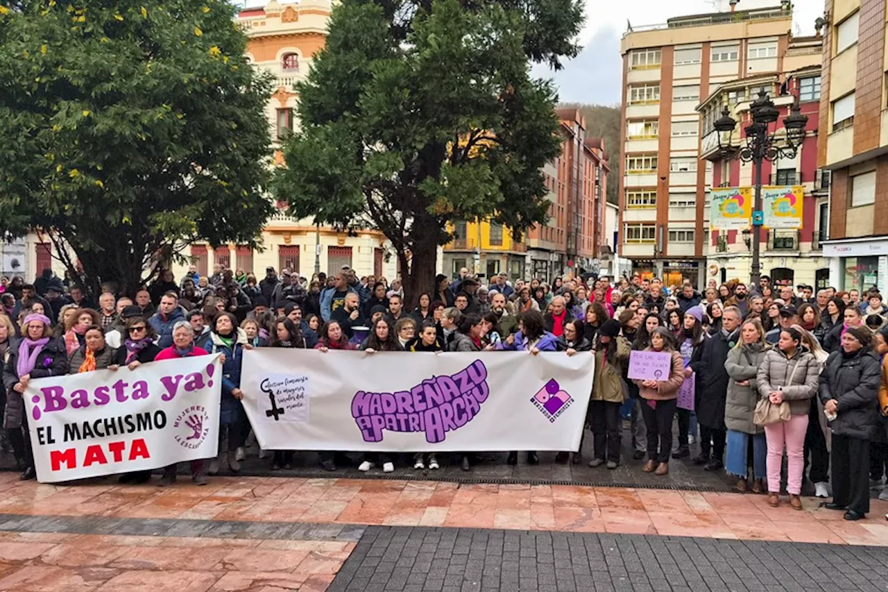 Centenares de personas se concentran en Langreo para condenar el asesinato de Karilena