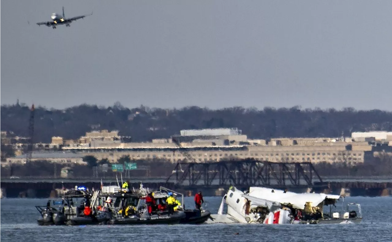 FOTOS: Autoridades investigan causa de choque aéreo en Washington; recuperan caja negra de helicóptero