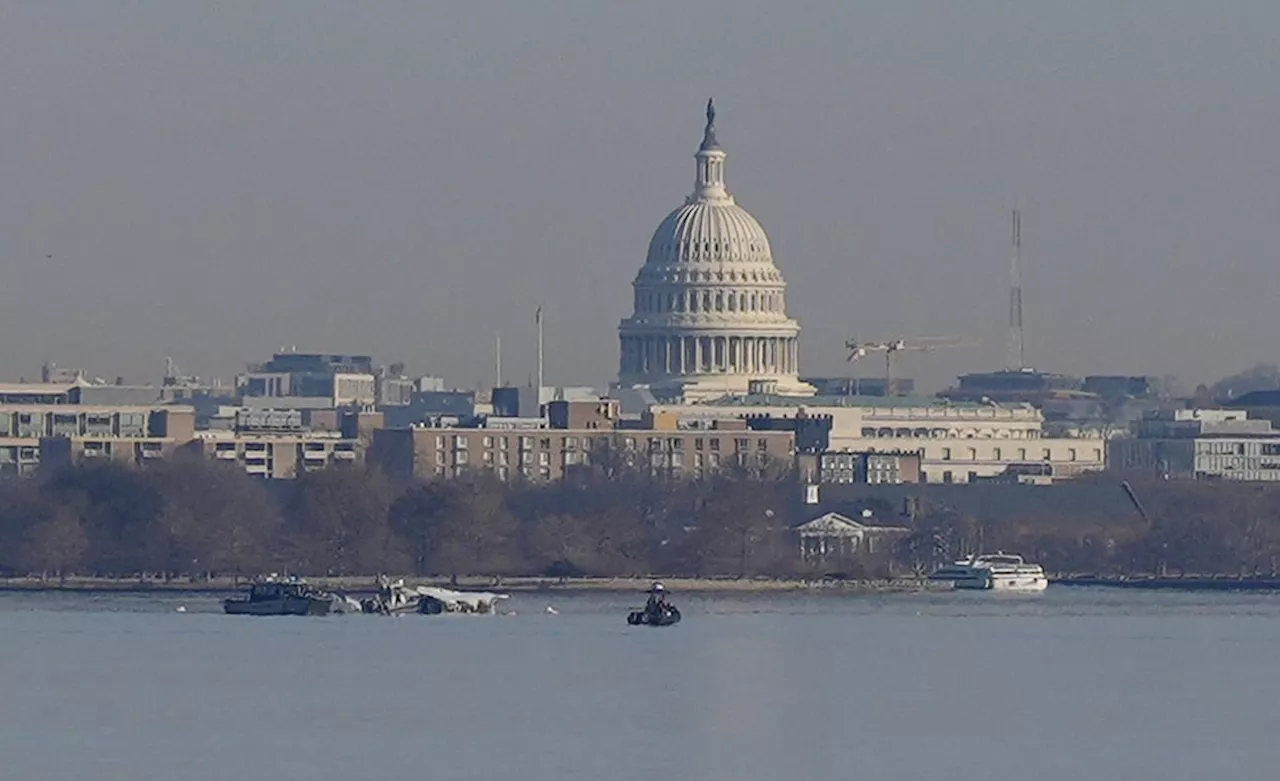 Recuperan caja negra de helicóptero del ejército involucrado en accidente aéreo de Washington; hay 67 muertos