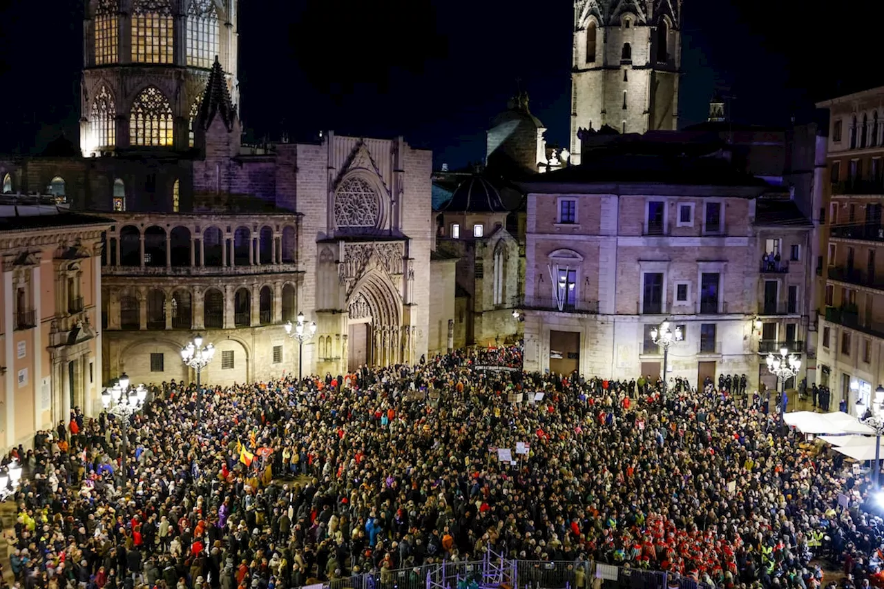 Miles de personas piden la dimisión de Mazón bajo la lluvia en la cuarta manifestación por la dana en Valencia