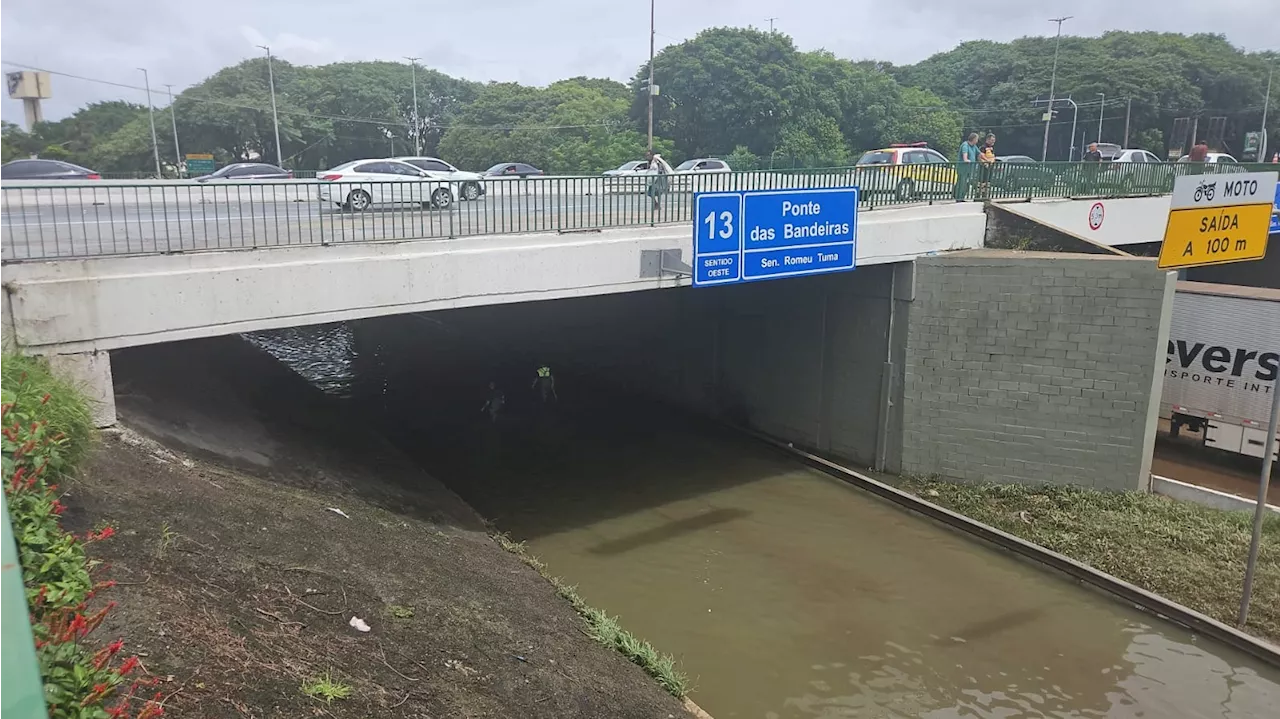 Alagamentos na Marginal do Tietê deixam via parcialmente intransitável após fortes chuvas em SP