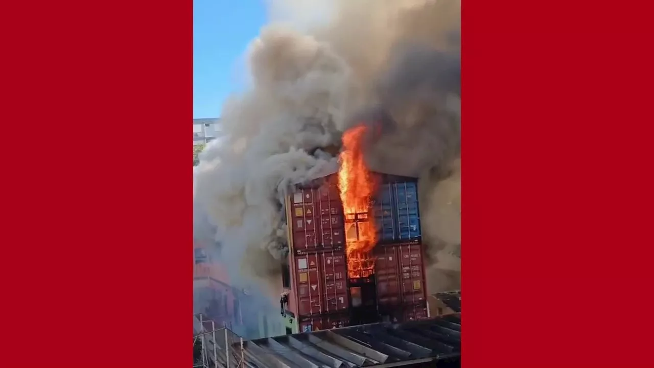 Incêndio atinge conjunto de residências contêineres em Porto Alegre; veja vídeo