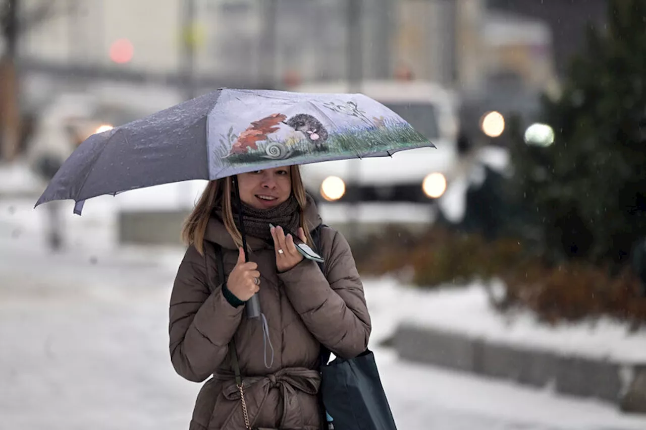 Москвичей предупредили о снеге и дожде в выходные дни