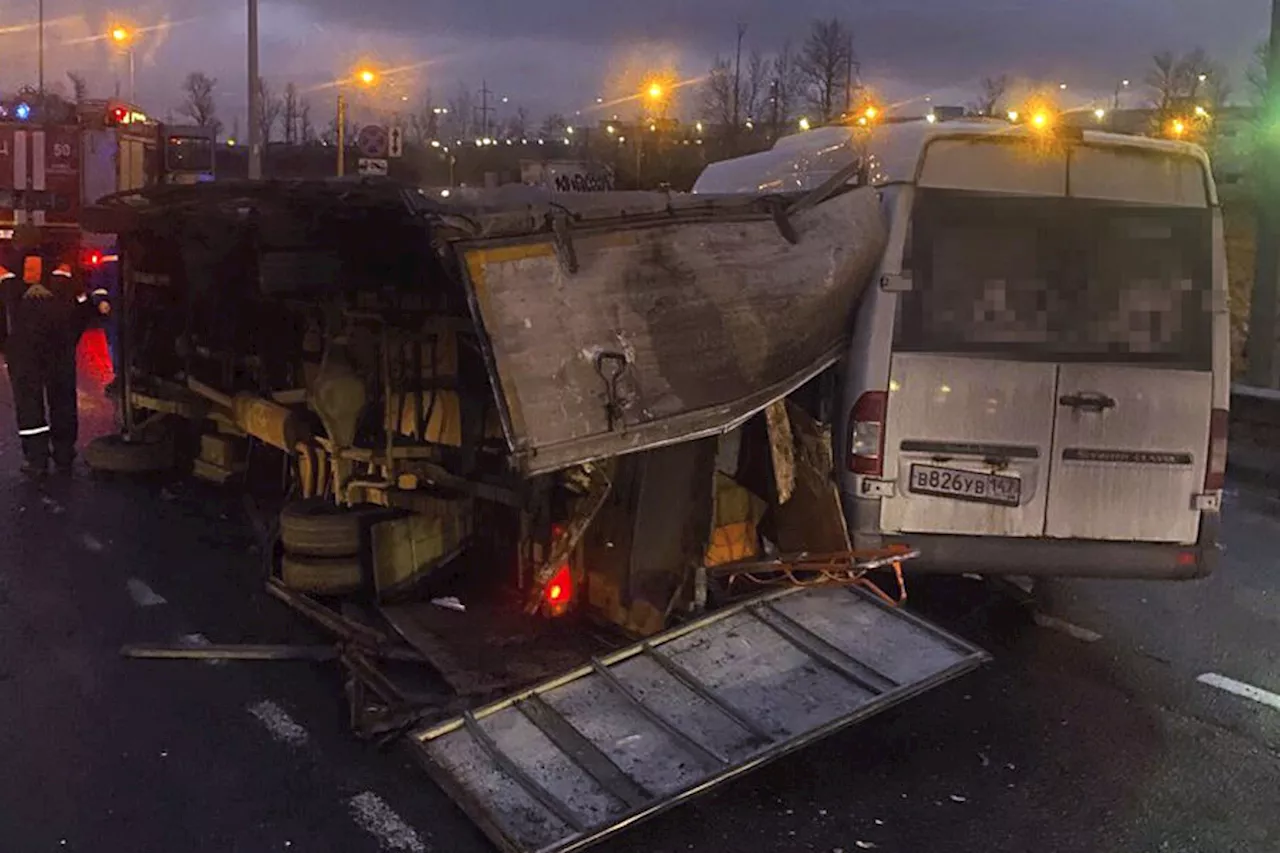 На Московском шоссе полиция разбилась всмятку в массовом ДТП и попала на видео