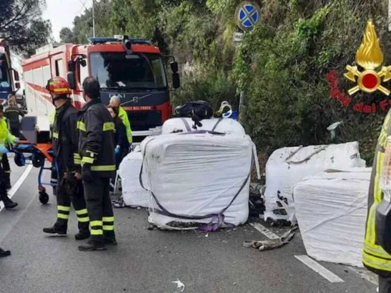 Incidente mortale a Salerno: camion perde carico di ecoballe, travolgendo ciclisti