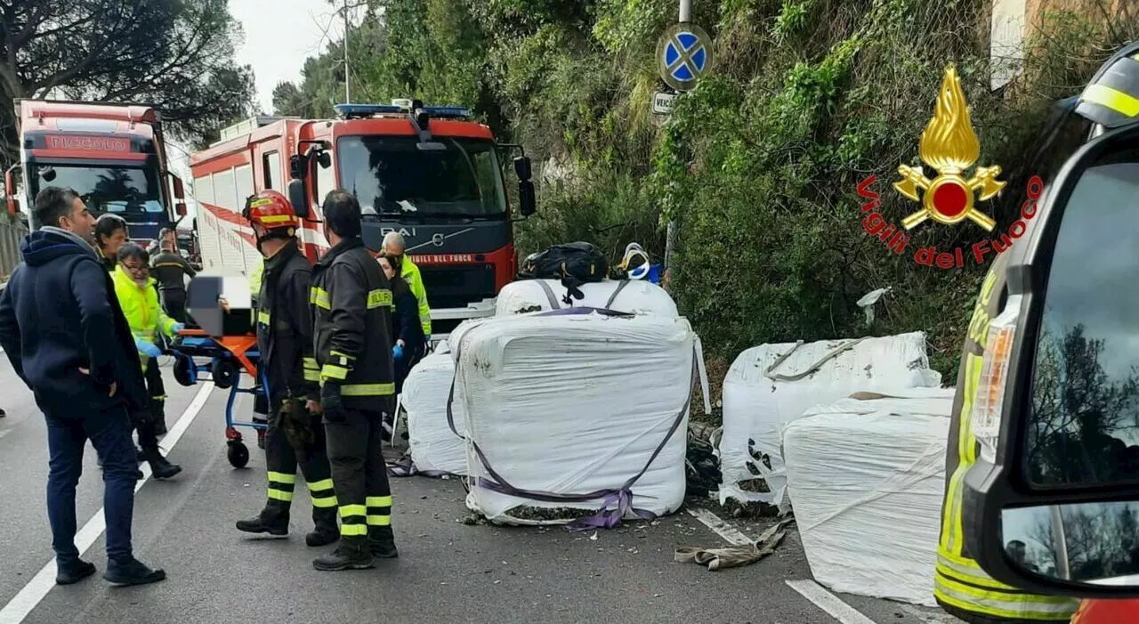 Camion perde carico di ecoballe e colpisce un gruppo di ciclisti a Salerno: morto schiacciato un 49enne