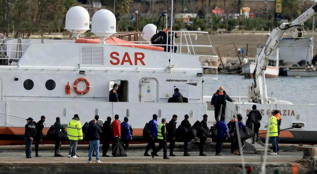 Migranti Albania, i 43 tornano in Italia: l'arrivo stasera a Bari. La stoccata del Viminale. Cosa succede ades