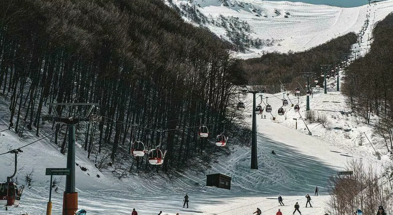 Palle di neve contro la seggiovia: il gesto incivile a Roccaraso