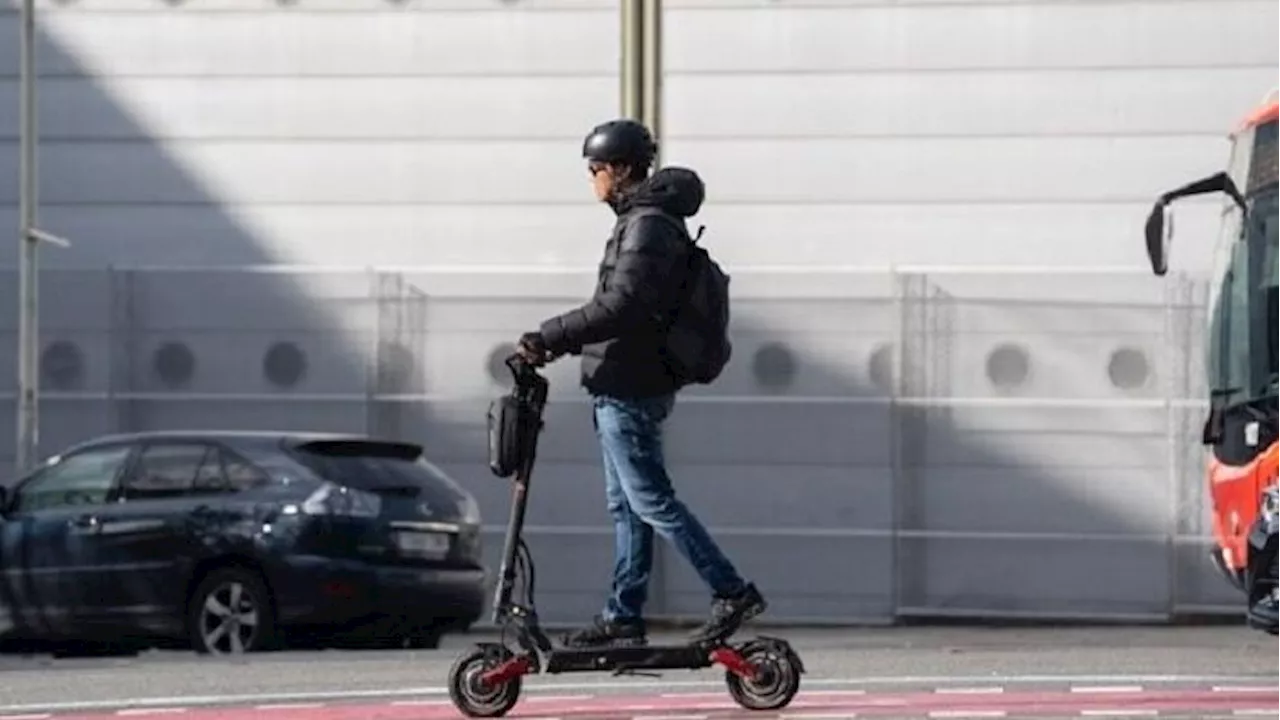 Barcelona empieza a multar a conductores de patinete que no lleven casco