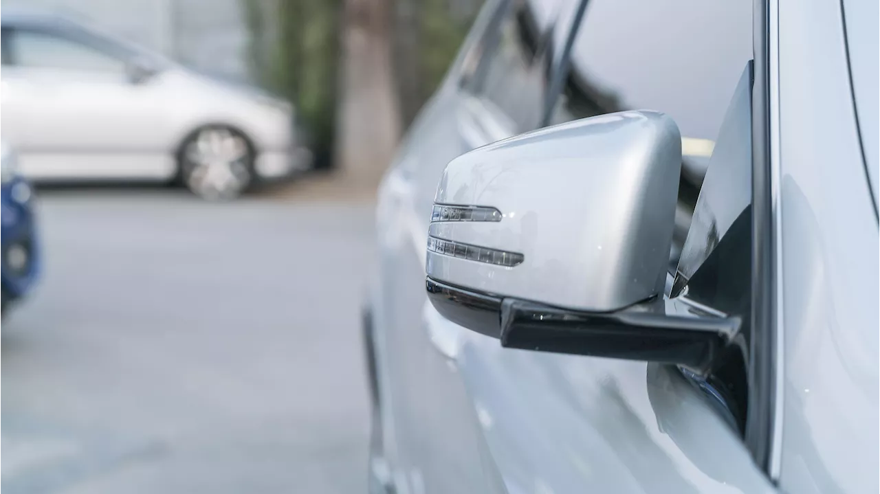 ¿Por qué no debes cerrar nunca los retrovisores de tu coche según la DGT?