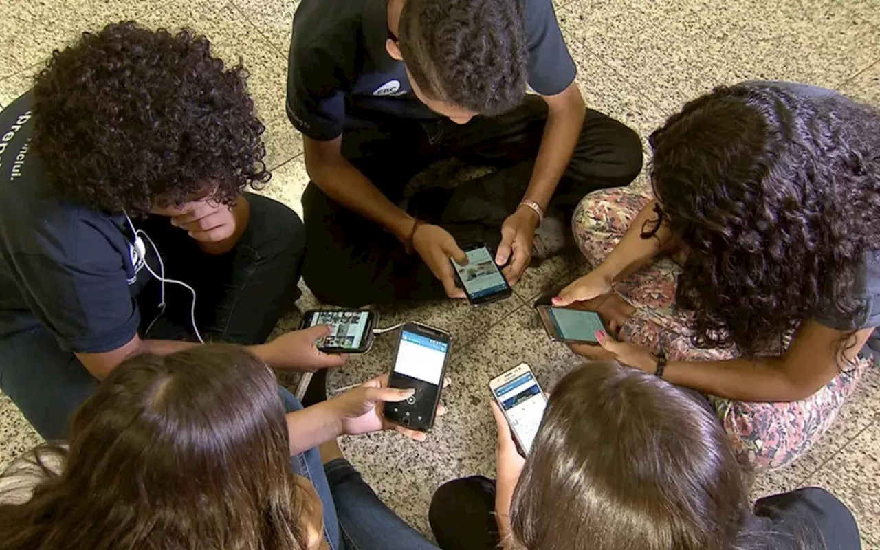 MEC lança guias para uso consciente de celulares em escolas